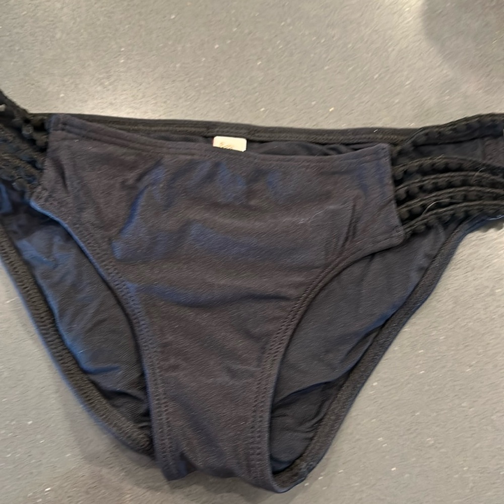 Luli fama multi strap mini pom sides size small